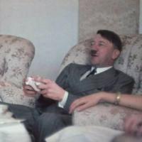Hitler jugando xbox